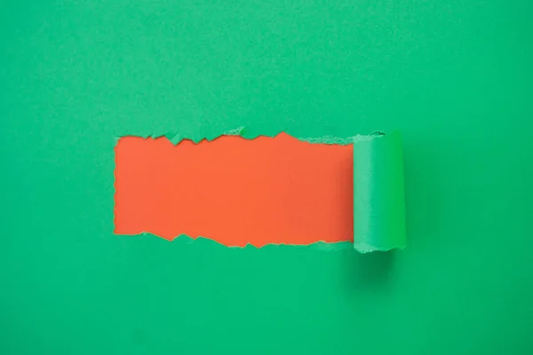 Libro verde desgarrado sobre un fondo rojo — Foto de Stock