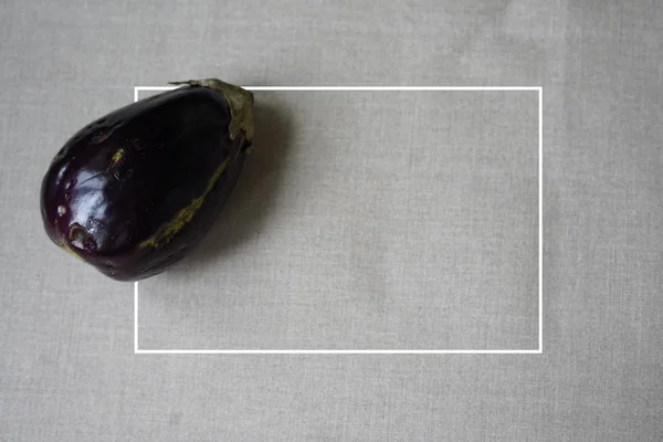 Módní nemoderní organický liják na šedé stolové, s prázdným rámečkem — Stock fotografie