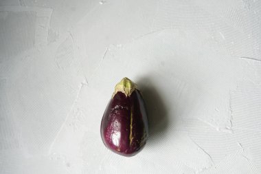 Gri masada Trendy çirkin organik patlıcan, kopya alanı ile