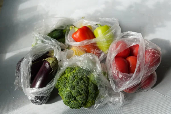 tek kullanımlık plastik ambalaj sorunu. plastik torbalarda sebze. sıfır atık kavramı
