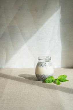 Taze çilek ile bir bardak sağlıklı vanilya kenevir puding