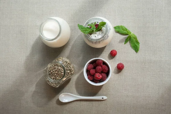 Здоровый ванильный пудинг из конопли в стакане со свежими ягодами — стоковое фото