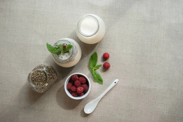 Здоровый ванильный пудинг из конопли в стакане со свежими ягодами — стоковое фото