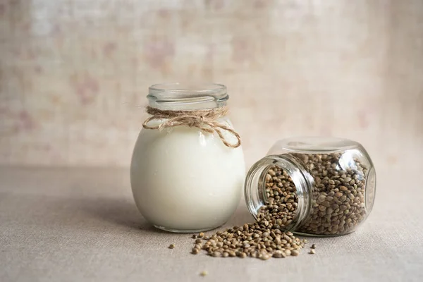 kenevir tohumu bir cam kavanoza vegan taze süt temiz yemek, süt süt