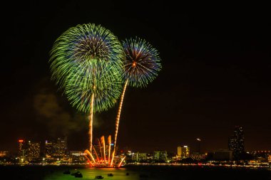 Kutlama festivali için gece şehir manzarası arka planında havai fişekler.