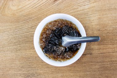 Çim jöle cam kase koymak ve buz ahşap masa, üstten görünüm Tay tatlı yeri.