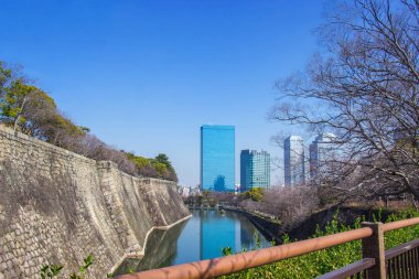 Japonya'nın en ünlü yerlerinden Osaka Kalesi bir gezi için hendek etrafında tekne turu.