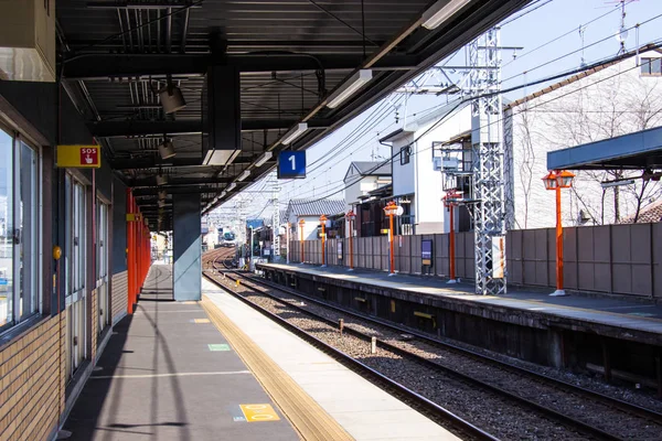 伏见伊纳里站是一家位于伏见的火车站 是京都阪电列车的主要线路 在游客来访的伏见伊纳里神社 — 图库照片