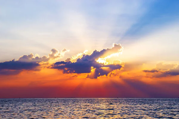 Schöner Sonnenuntergang Über Dem Meer Reflektiert Auf Oberflächenwasser Bunte Dämmerung — Stockfoto