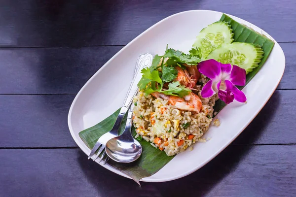 Riz Frit Aux Crevettes Sur Plat Céramique Blanche Décoré Une — Photo