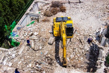 Toz kurtulmak için işçi sprey su yapı eski bir site yıkılması çalışma beko makine.