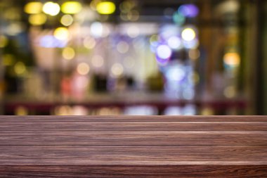 Cafe Restoran veya kahve dükkanı ile montaj ürün görüntüleme veya tasarım için bulanık ışık altın bokeh arka plan koyu ahşap masa boş bulanıklık.