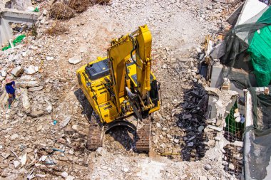 Toz kurtulmak için işçi sprey su yapı eski bir site yıkılması çalışma beko makine.