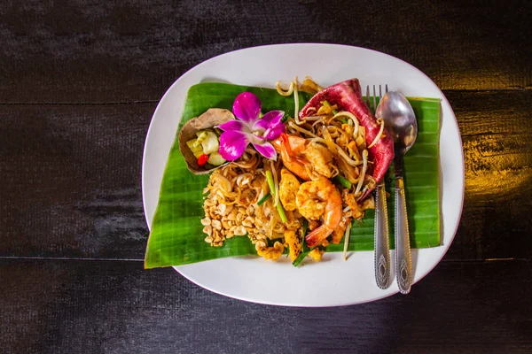 Nouilles Frites Thaïlandaises Pad Thai Aux Crevettes Légumes Sur Plat — Photo