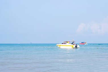 Tekne deniz Koh Poda sonra göndermek turistlerin yaz tatili çevresinde yüzen hızlandırmak.