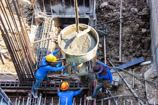 Pracovník Nalévající Cement Základů Bednění Staveništi Staveništi — Stock fotografie