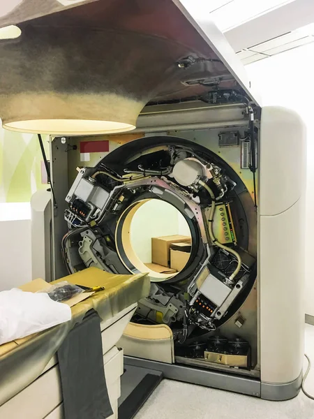 维护维修和检查医院的计算机断层扫描 机是否有服务 — 图库照片