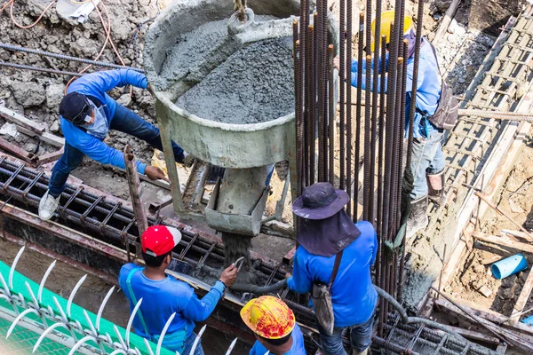 Nşaat Alanındaki Inşaat Alanında Çalışan Işçiler Temellere Çimento Döküyorlar — Stok fotoğraf