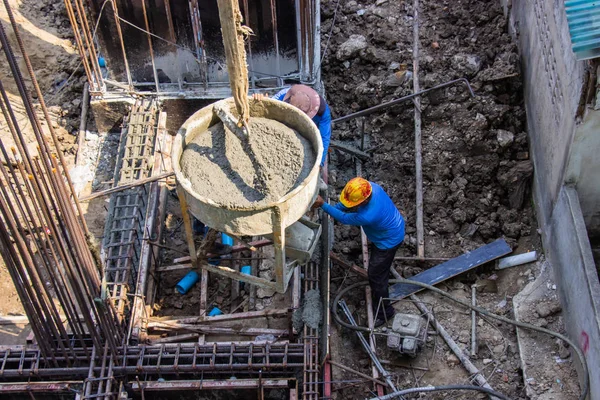 Nşaat Alanındaki Inşaat Alanında Çalışan Işçiler Temellere Çimento Döküyorlar — Stok fotoğraf