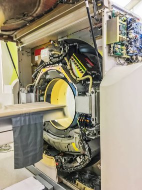 Bakım onarım ve hastanede bilgisayar tomografi (Ct taraması) makine için hizmetlerin kullanılabilirliğini denetleme.