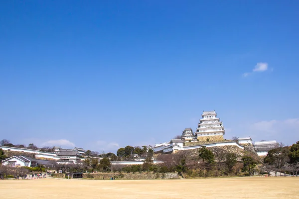 Kiraz çiçeği süre boyunca Himeji Kalesi Hyōgo ili, Japonya çiçek için gidiyoruz — Stok fotoğraf