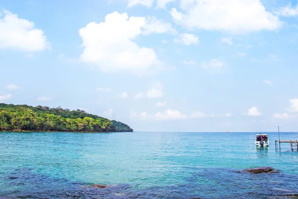 Vista al mar de agua cristalina de Haad Sai Daeng Beach que tiene puente de madera para los turistas de traslado en la isla de Koh Kood, Trat Tailandia . — Foto de Stock