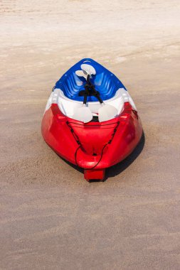Koh kood adasında tropikal plaj alanı ao prao kırmızı kayak tekne, Trat Eyaleti Tayland.