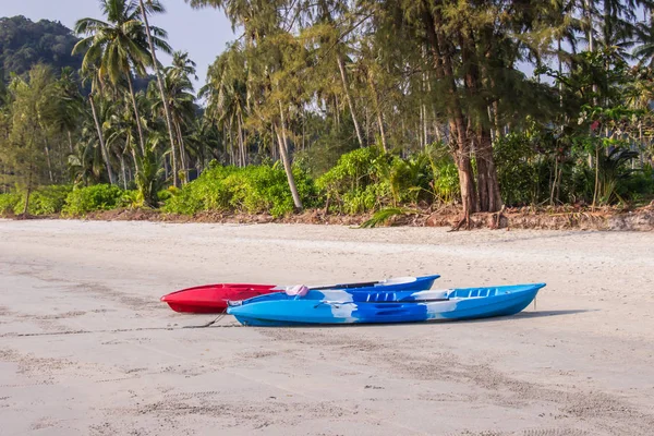 Barco de kayak rojo en la zona de playa tropical ao prao en la isla de koh kood, provincia de Trat Tailandia . — Foto de Stock