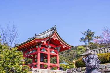 Kiyomizu-dera tapınağının içindeki güzel çan kulesi. Kiraz çiçeği zamanında Kyoto'daki ikonik Budist tapınağı çiçek açacak, Japonya.