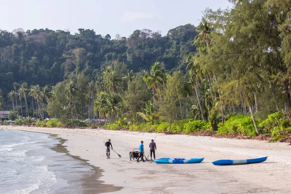 Grupo de personal de limpieza de playa en la zona ao prao en la isla koh kood, provincia de Trat Tailandia . — Foto de Stock