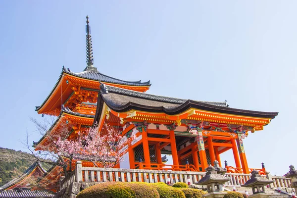 Kiraz (sakura) çiçek açarken Kiyomizu-dera tapınağının içindeki güzel mimari Japonya 'nın Kyoto şehrinde çiçek açacak.. — Stok fotoğraf