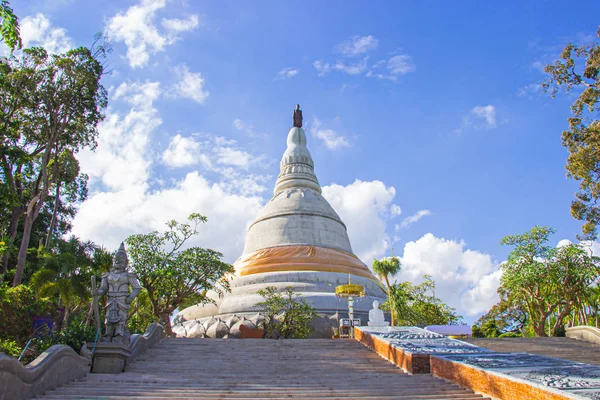 Phra borommathat Chedi Si Phu Phu Pha Sung (Phra That Chom Pha). Храм Пхуфа Санг Форест. Нахон Ратчхемма, Таиланд . — стоковое фото