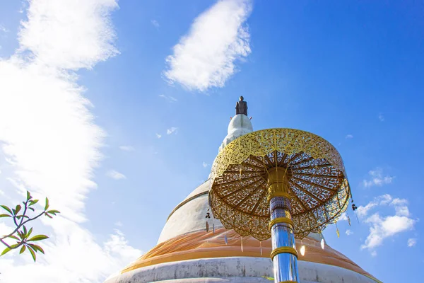 プラ・ボロマはチェディ・シ・プー・パ・ソン(プラ・ザ・チョム・パ)を愛する。フーファソンフォレスト寺院。ナコン ラチャシマ, タイ. — ストック写真