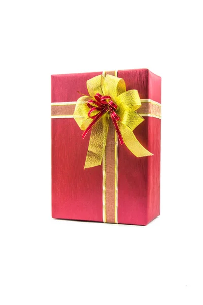 Concepto de decoraciones de celebración de Navidad año nuevo - Caja de regalos de oro rojo y cinta y elementos decorativos aislados sobre fondo blanco. Fotos De Stock Sin Royalties Gratis