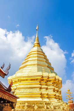 Golden pagoda ve Wat Phra Bu DOI Suthep şemsiye olduğunu popüler turizm Chiang Mai, Tayland