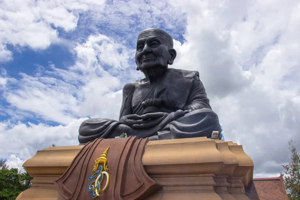 La estatua gigante de Luang Phor Thuad es el monje negro más grande del mundo y famoso en la provincia de Prachuap Khiri Khan . — Foto de Stock