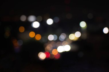 Gece alacakaranlığı Bangkok şehir merkezinde bulanık ışık saçar..