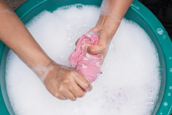 Mãos Femininas Lavam Roupa Mão Com Detergente Bacia Foco Seletivo — Fotografia de Stock