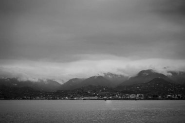 güzel tatil, deniz, dağlar, bulutlar