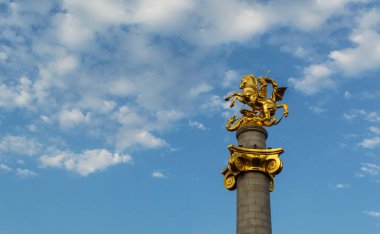 gökyüzü bulutlar ve St. Gregory Victorious