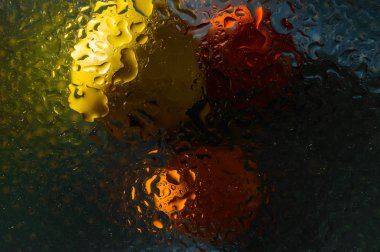 Bardağa su damlatıyor.