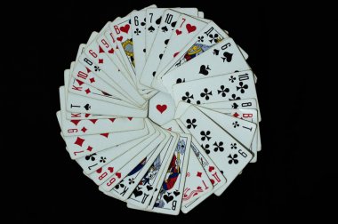 Siyah arkaplanda kart oynanıyor