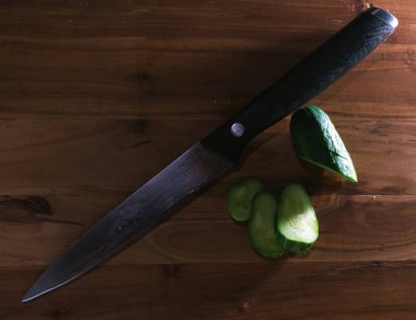 bir bıçak ve taze salatalık ile deneme