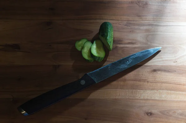 bir bıçak ve taze salatalık ile deneme