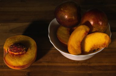 Erik ve sulu şeftali dilimleri