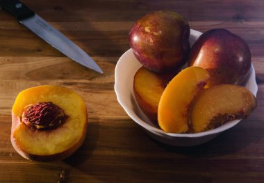 Olgun şeftali sulu dilimleri