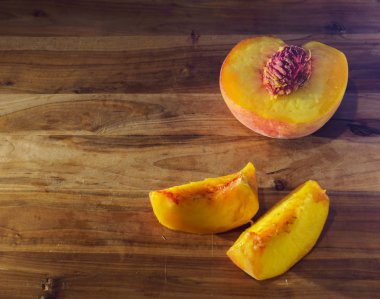 Olgun şeftali sulu dilimleri