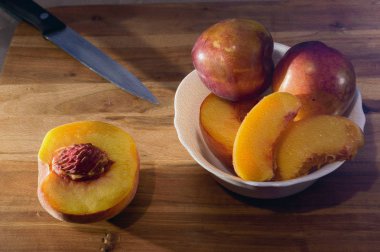 Olgun şeftali sulu dilimleri