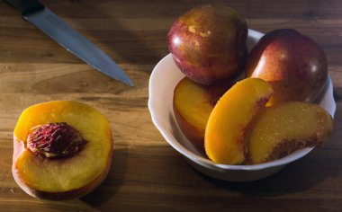 Olgun şeftali sulu dilimleri