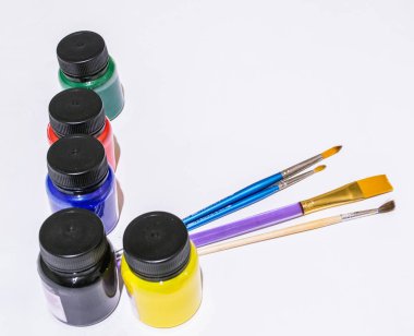 Boyalar ve üzerinde beyaz izole fırçalar